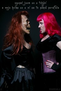 Diwous, moje holka, tchyně, gothic, humor, vtip, zombie realistická figurína, Divnej Brouk, Jezebelle, zombice, Halloween, mrtvola, hřbitov, kostým
