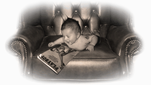 Divnej Brouk - Playboy Baby ! , Chlap se nezapře! , mimino, kožené viktoriánské křeslo, starožitnost, starý časopis Playboy, retro, srandička, vtípek, YouTube