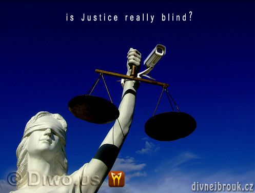 divnej brouk - blind lady justice statue, security camera, slepá socha spravedlnosti, bezpečnostní kamera, misky vah, váhy, ruka divnej brouk - blind lady justice statue, security camera, slepá socha spravedlnosti, bezpečnostní kamera, misky vah, váhy, ruka