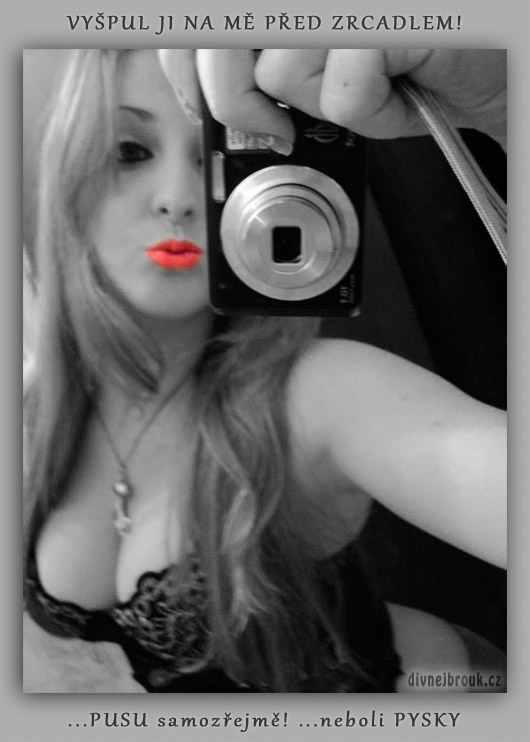 Diwous - Divnej Brouk, selfie, koupelna, zrcadlo, Blondýnka, špulení rtů, Facebook profilová fotka, rudé rty, prsa, duckface