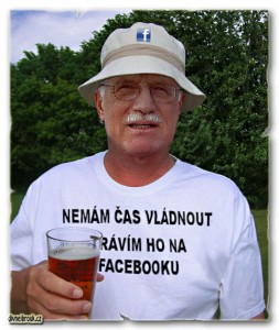 Diwous- prezident Václav Klaus závislý na Facebooku, pivo, klobouček, tričko, vtip, humor