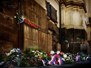Diwous - Praha, Chrám sv. Cyrila a Metoděje, 75 výročí, operace Anthropoid, parašutisté, Jan Kubiš, Jozef Gabčík, pietní místo, věnce, prezident republiky, rozstřílené okénko, atentát na Heydricha, pamětní deska