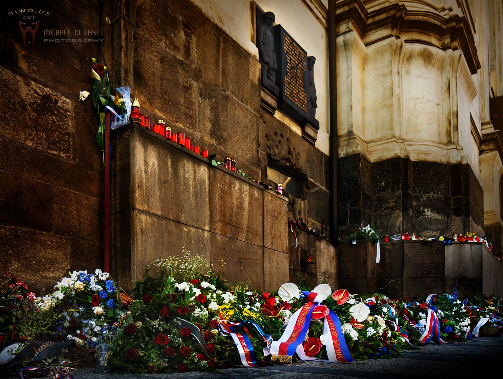 Diwous - Praha, Chrám sv. Cyrila a Metoděje, 75 výročí, operace Anthropoid, parašutisté, Jan Kubiš, Jozef Gabčík, pietní místo, věnce, prezident republiky, rozstřílené okénko, atentát na Heydricha, pamětní deska